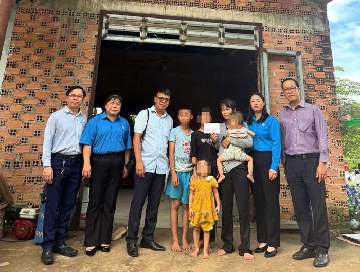 Lao Dong Newspaper reporter (3rd from the left) representing the Golden Heart Charity Fund in coordination with the Dong Nai City Labor Federation presents support to the family of worker N.L. S who died in a labor accident. Photo: HAC