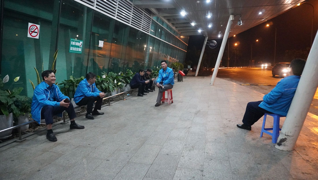 The working delegation of the Thanh Hoa Provincial Labor Federation spent the night welcoming workers at Tho Xuan airport in January 2023. Photo: Quach Du