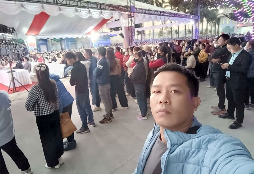 Tác giả ghi nhận không khí tại chương trình Tết Sum vầy năm 2024 ở xã Hà Trung, tỉnh Thanh Hóa. Ảnh: Quách Du