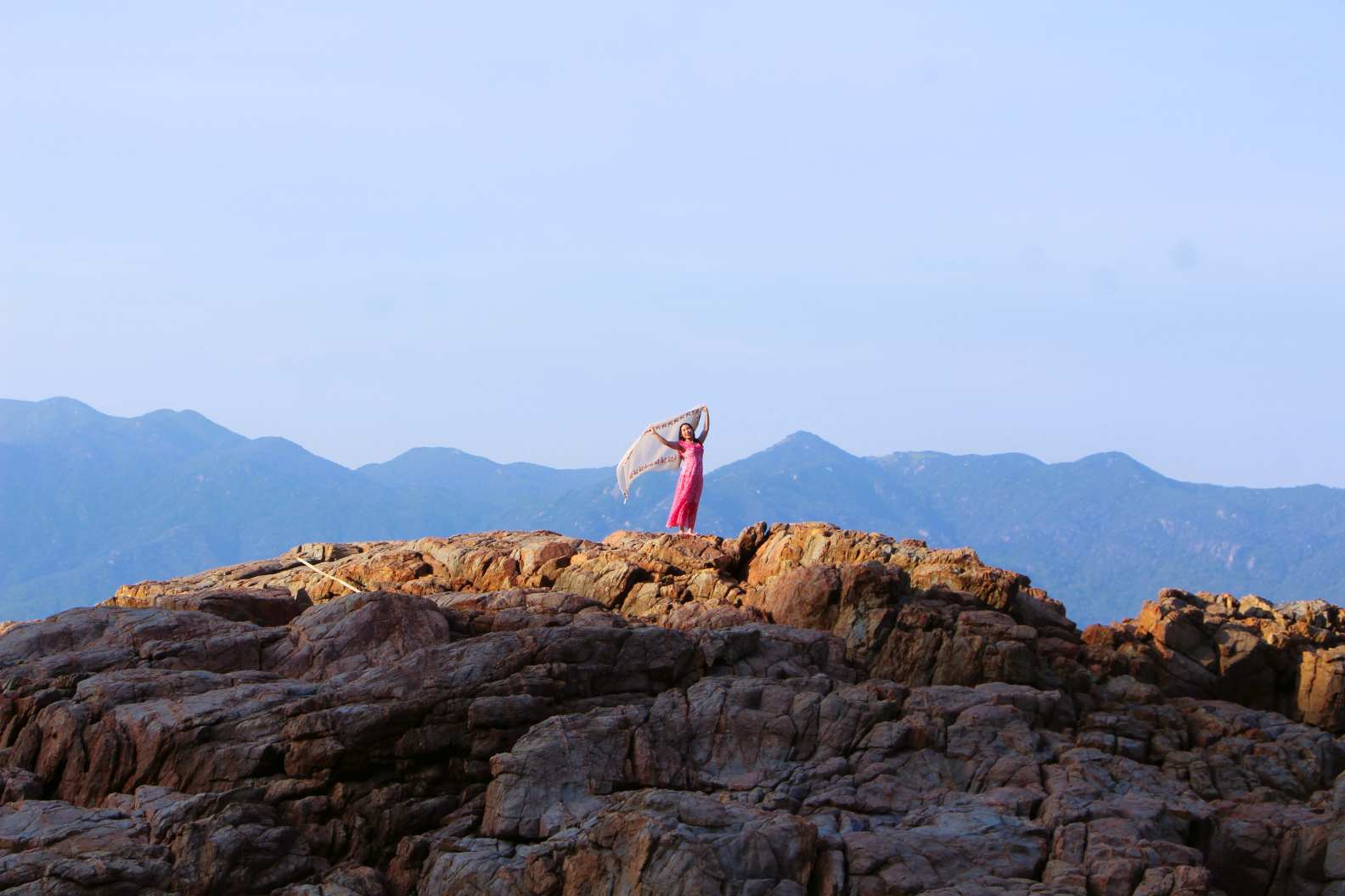 The fascinating rocky reef in Nha Trang attracts visitors to explore. Photo: Phuong Linh