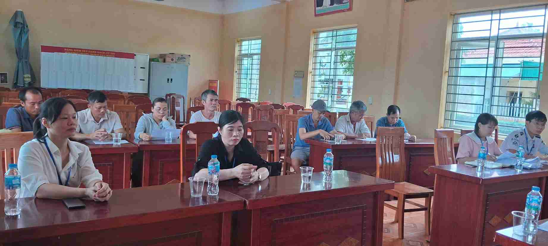 Các hộ dân tham dự hội nghị triển khai dự án đấu giá quyền sử dụng đất tại thôn Vệ Dương. Ảnh: Xã Ân Thi
