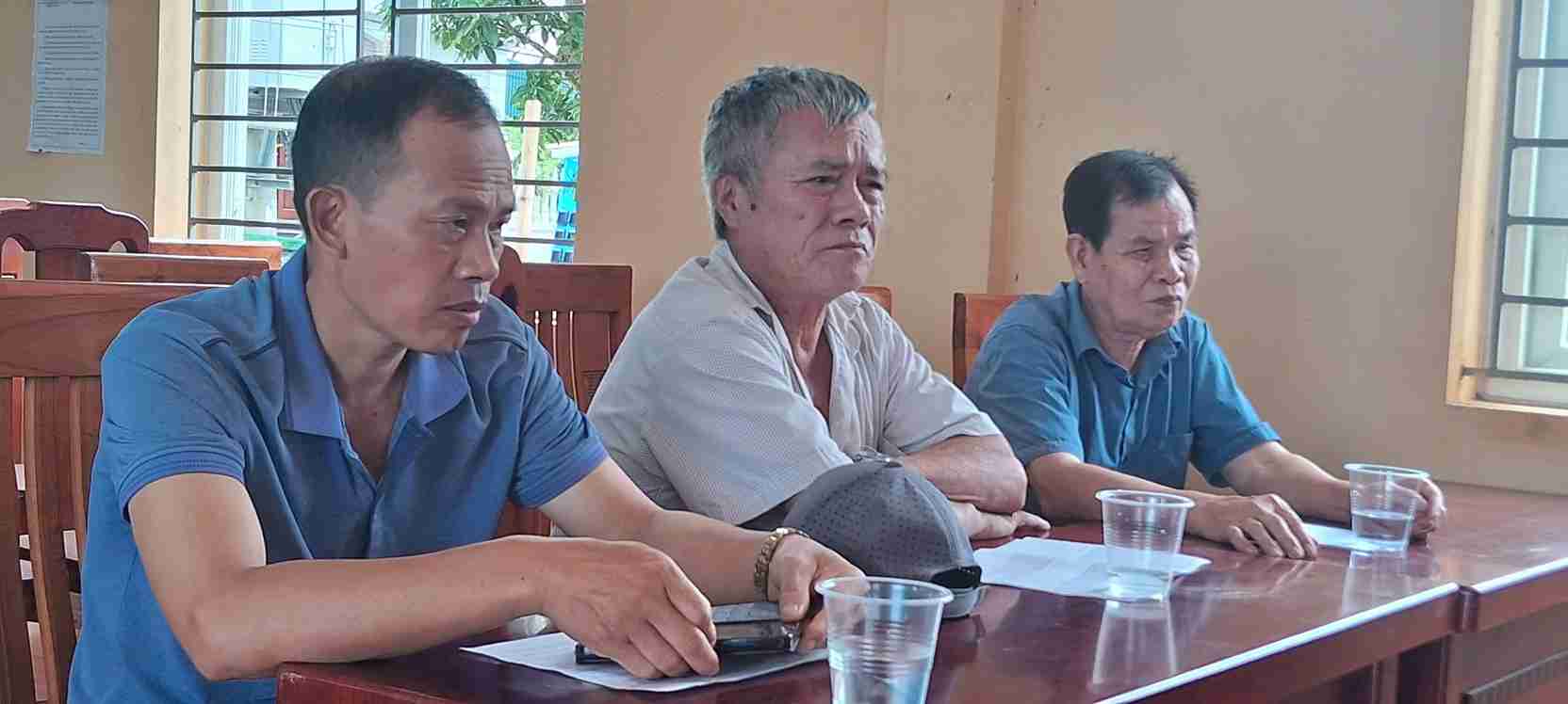 Households in Ve Duong village listen to information about the land use right auction project in the area. Photo: An Thi Commune
