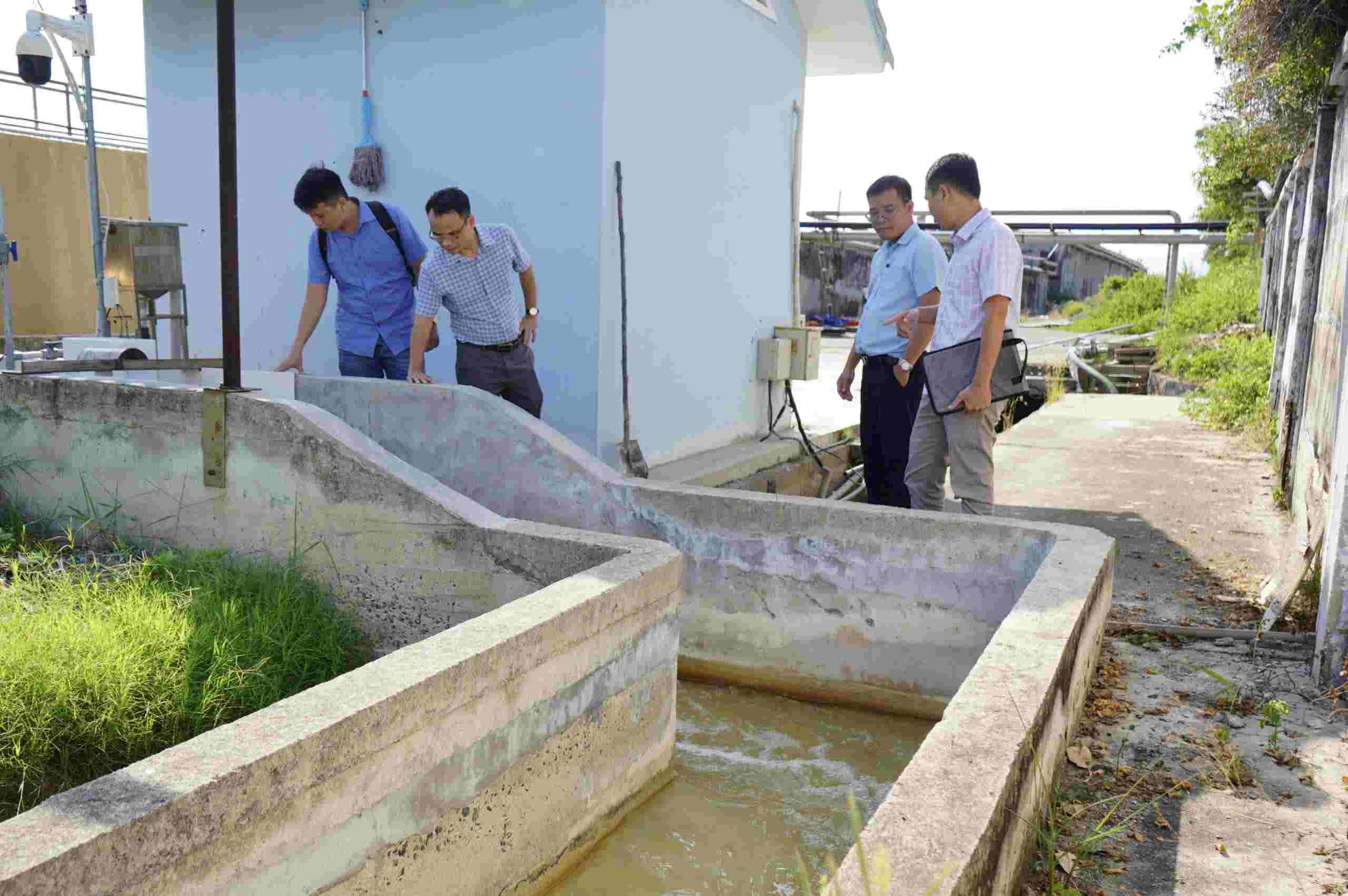Từ cơ sở phản ánh của người dân, người làm báo ở Khánh Hòa đi thực địa để ghi nhận hiện trường viết bài. Ảnh: HỮU LONG