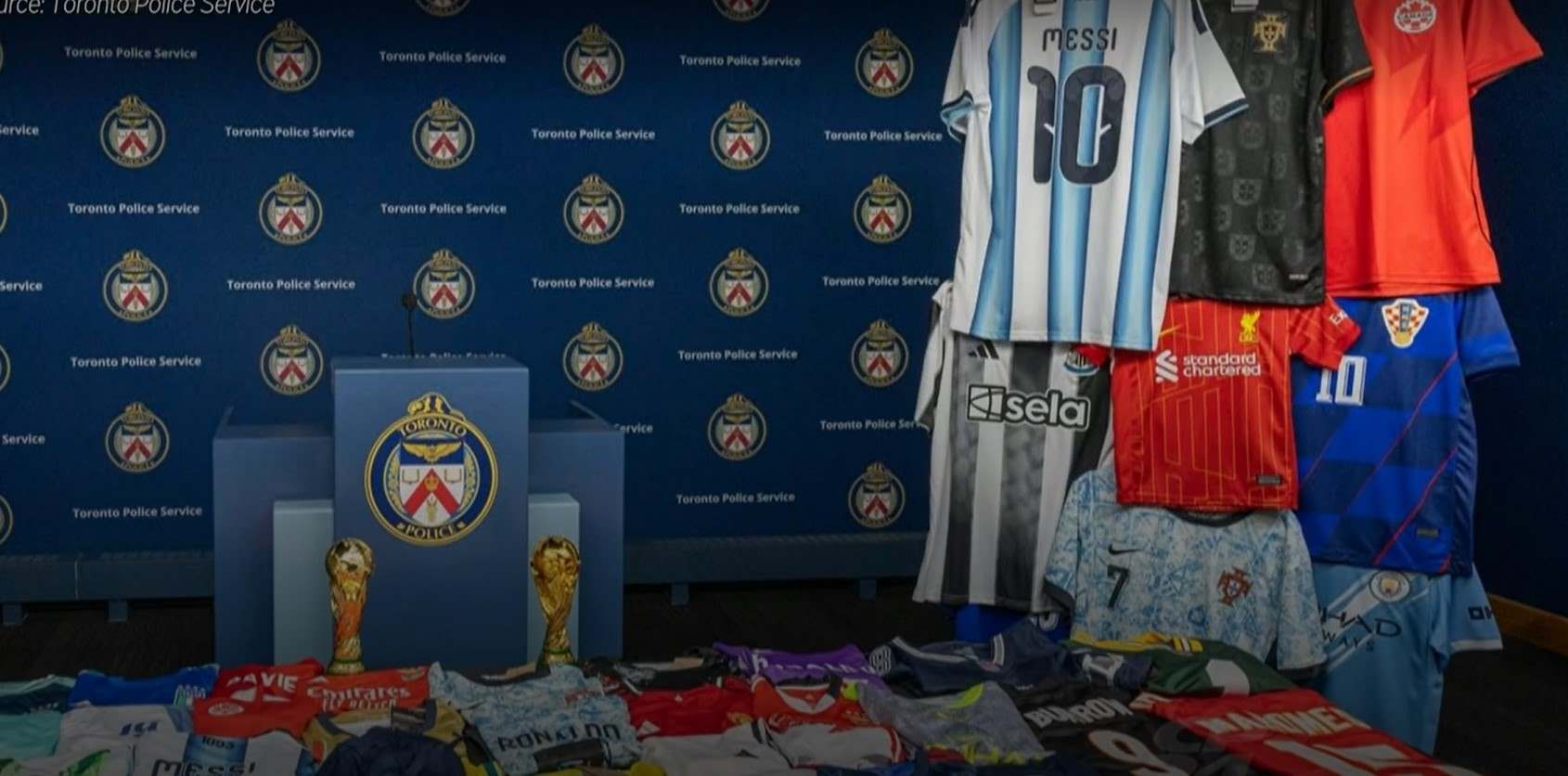 Toronto police have just carried out the largest seizure of counterfeit goods in history with a value of up to 2.5 million USD right before the 2026 World Cup. Photo: Cut from video
