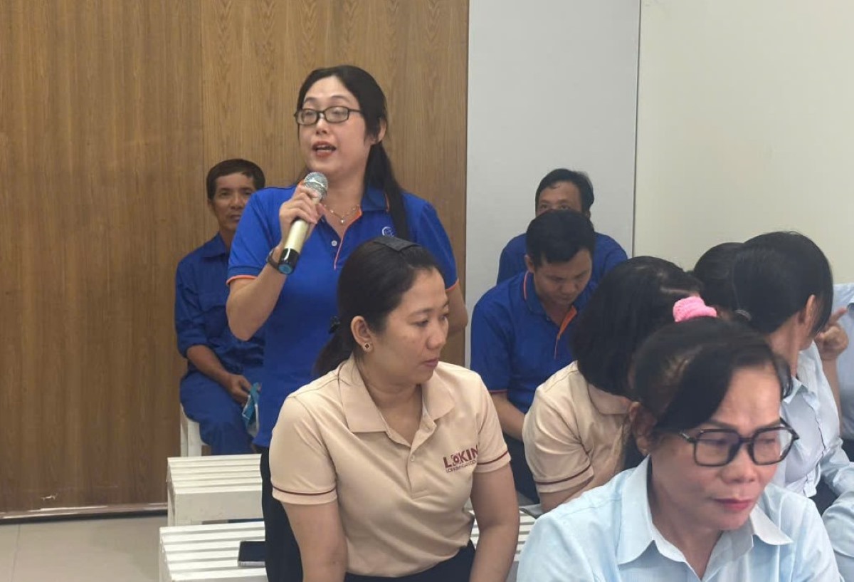 Đoàn viên, người lao động đặt các câu hỏi về Bảo hiểm Xã hội. Ảnh: Duy Tuấn
