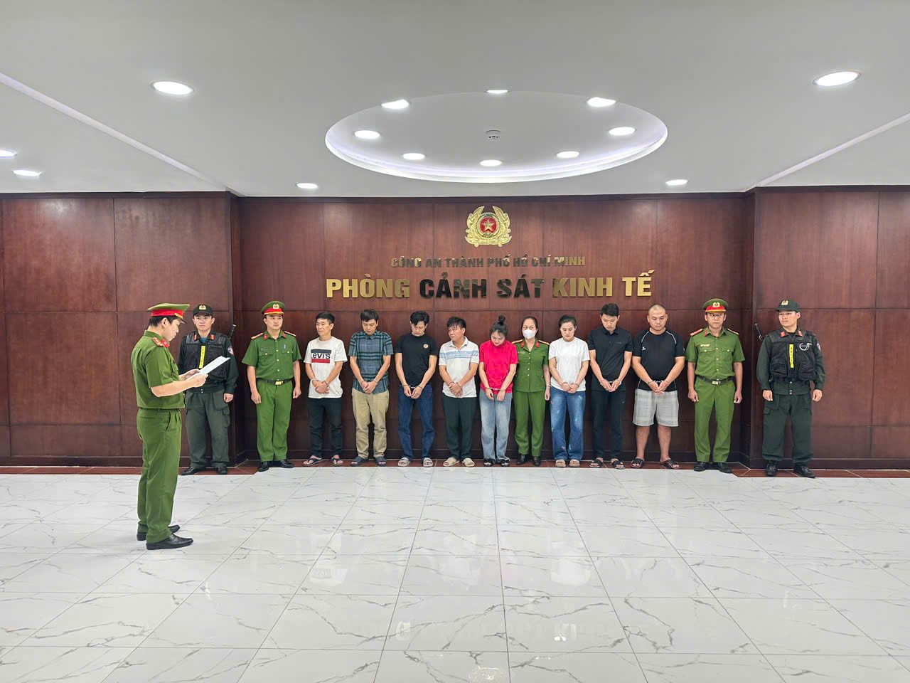 The police prosecuted 10 defendants, including 4 forest rangers, for the crimes of Brokering bribery, Receiving bribes, and Impersonating in work for investigation and handling. Photo: Police