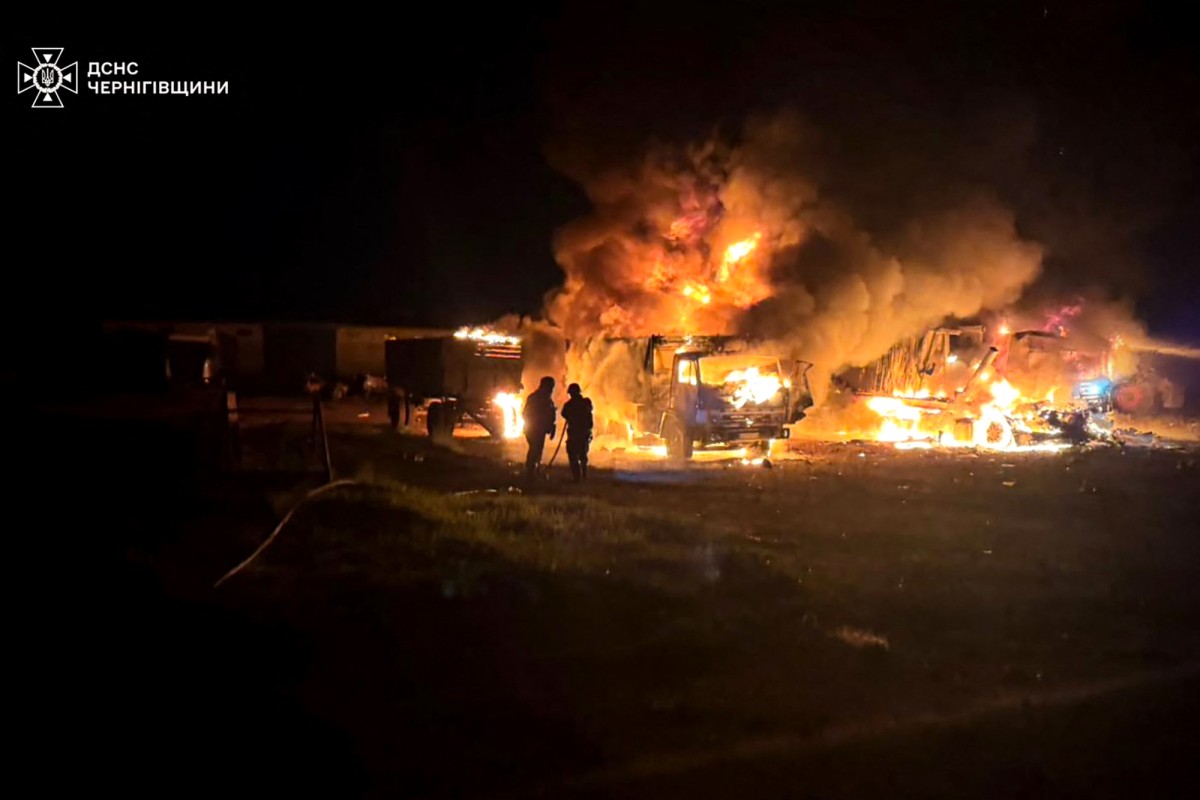 Ukrainian rescuers are extinguishing a fire at the scene of an airstrike in the Chernigiv region on June 1st amid the Russia-Ukraine conflict. Photo: AFP