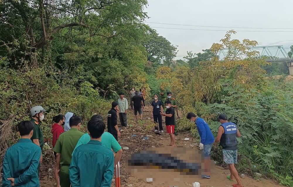 Thi thể nam sinh T được tìm thấy và đưa lên bờ. Ảnh: Duy Tuấn