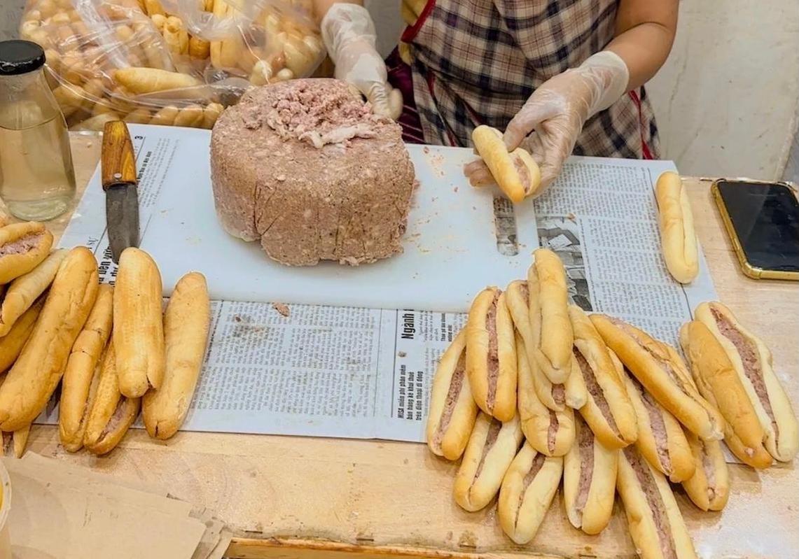 Bánh mì que Hải Phòng thường được ăn kèm pate và tương ớt đặc trưng. Ảnh: Hữu Tiến  