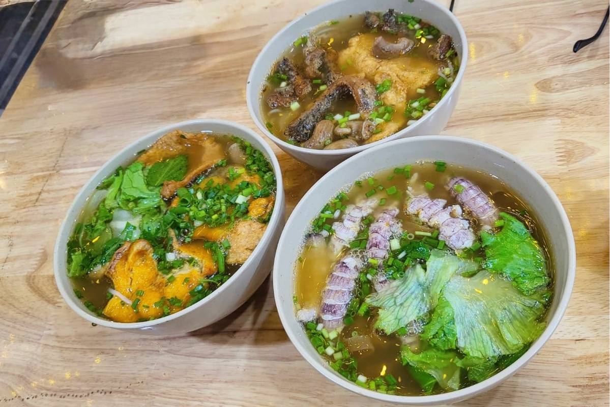 Một bát bún cá cay đầy đủ gồm cá chiên, chả cá và nước dùng đậm đà. Ảnh: Hữu Tiến  
