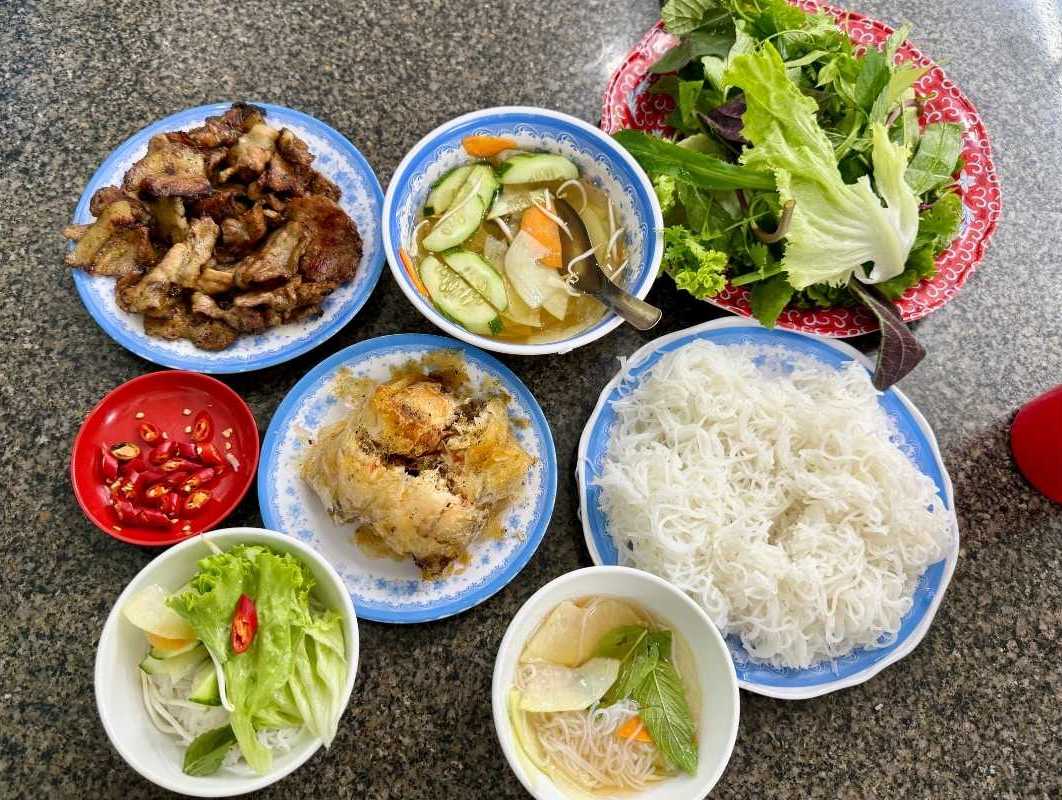 Bún chả nem cua bể là món ăn sáng được nhiều người dân Hải Phòng yêu thích. Ảnh: Hữu Tiến