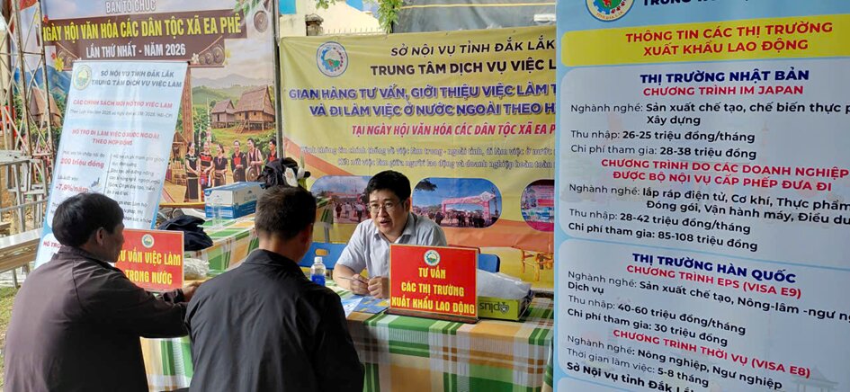 Workers in remote areas of Dak Lak are introduced and consulted on jobs. Photo: Department of Home Affairs of Dak Lak