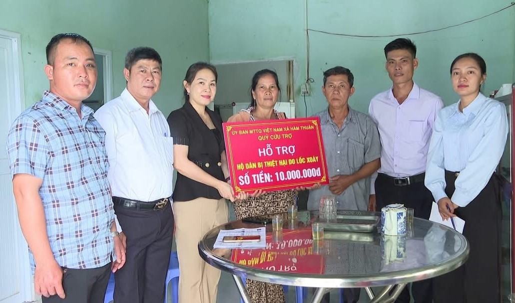Ủy ban Mặt trận Tổ quốc Việt Nam xã Hàm Thuận cùng lãnh đạo xã trao hỗ trợ cho hộ dân có nhà bị thiệt hại do thiên tai. Ảnh: Hàm Thuận