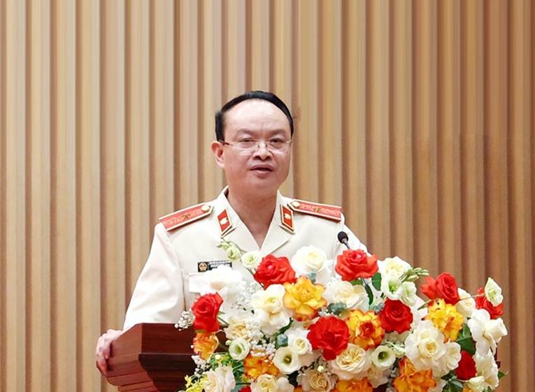 Ông Khuất Hữu Ánh - Phó Vụ trưởng Vụ 2 VKSND Tối cao
thay mặt các Phó Vụ trưởng được điều động, bổ nhiệm phát biểu nhận nhiệm vụ. Ảnh: VKSND Tối cao