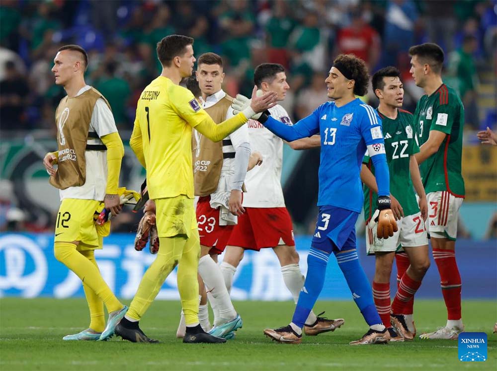 Guillermo Ochoa (blue shirt) became one of the rare players to participate in 6 World Cups. Photo: Xinhua