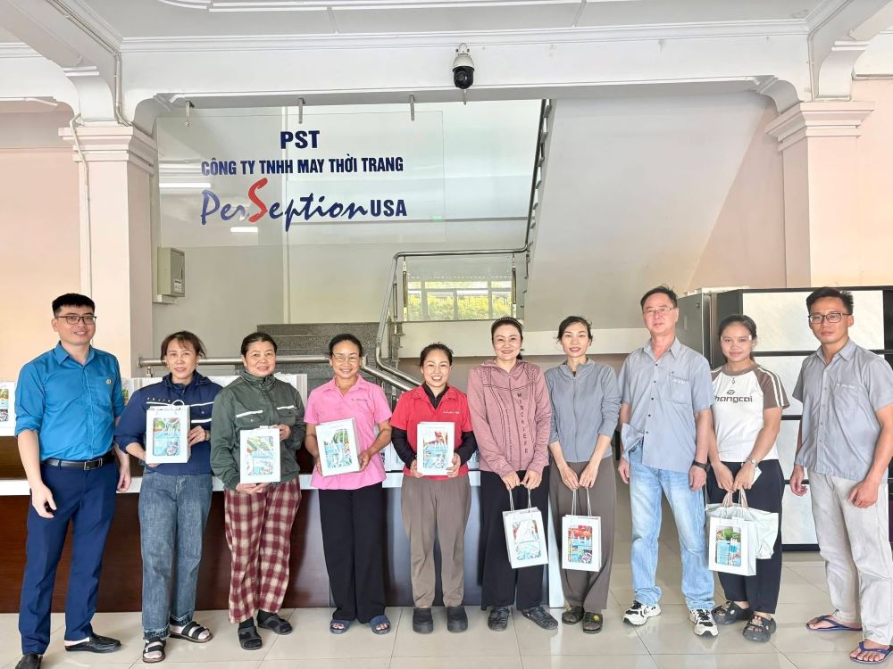 Nghi Loc Commune Trade Union organizes gifts for children of union members and workers. Photo: Nghe An Trade Union