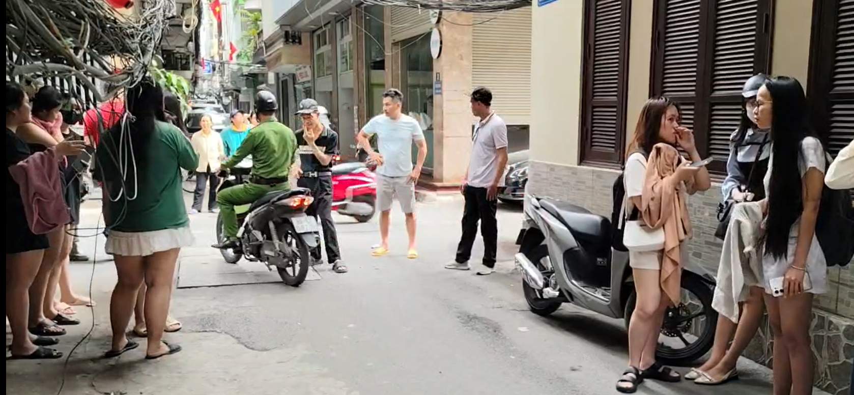 Nhiều cô gái thoát hiểm sau vụ cháy nhờ thang dây cứu hộ. Ảnh: Viên Hạnh