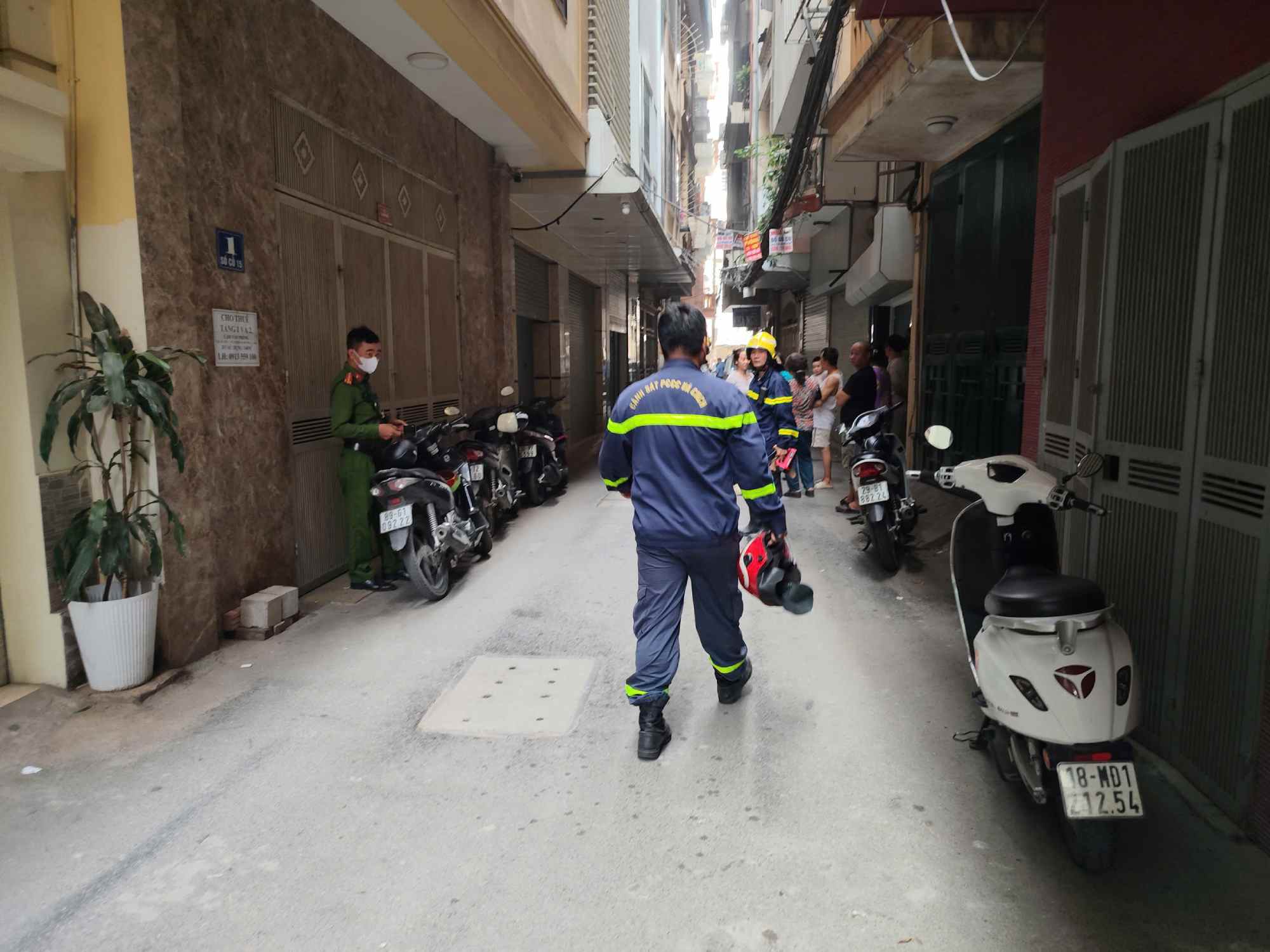 Lực lượng phòng cháy chữa cháy nhanh chóng có mặt tại hiện trường. Ảnh: Viên Hạnh