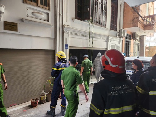 House fire in a deep alley on Lang street, people extinguished the fire in time. Photo: Vien Hanh