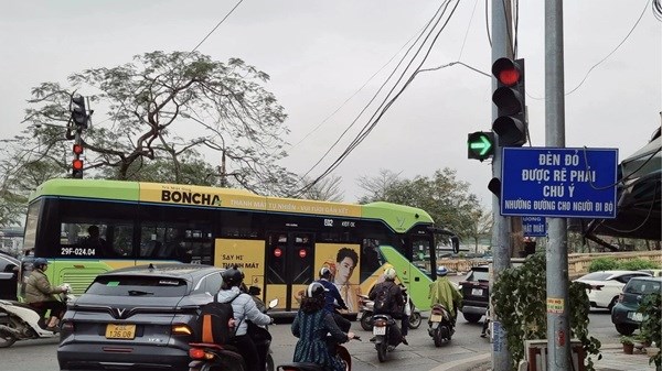 Gặp đèn đỏ có biển phụ rẽ phải, người dân được rẽ phải. Ảnh: Thiều Trang