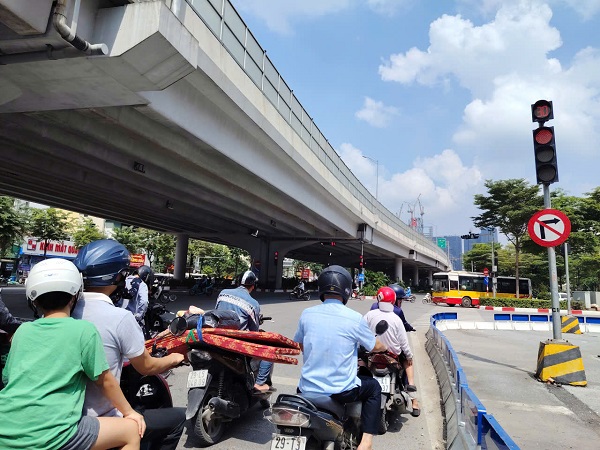 Turn right where there is a no-entry sign at the red light, beware of 2 heavy fines. Photo: Xuyen Dong