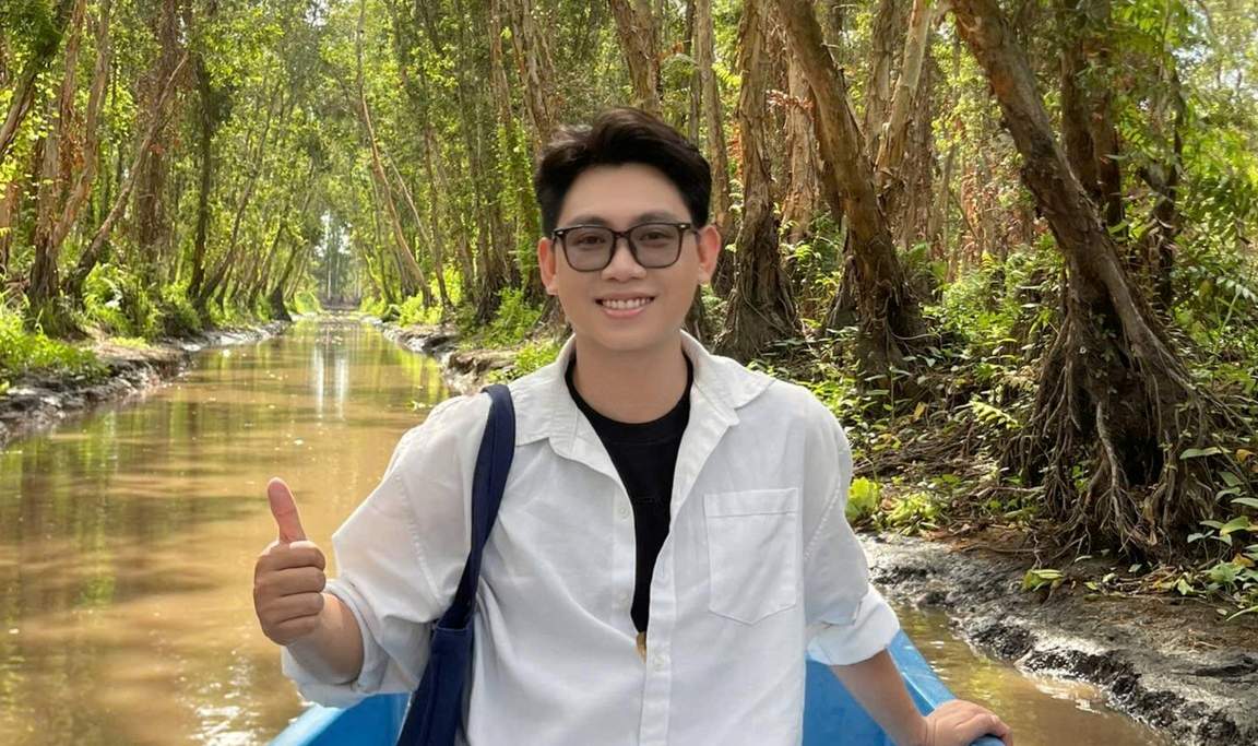 Tourists enjoy boating in Tra Su melaleuca forest (An Giang). Photo: Truong Giang.