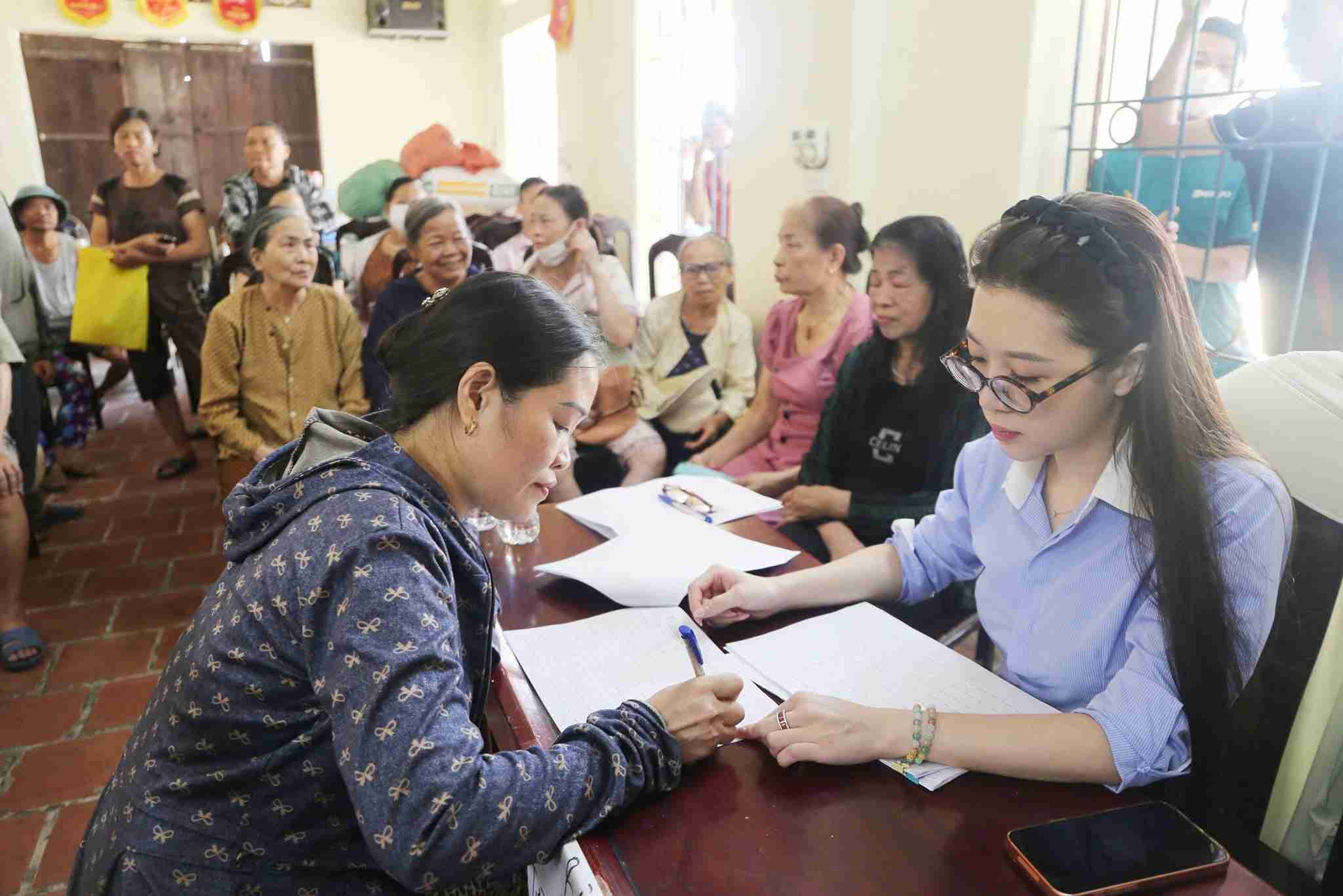 Các hộ dân tại xã Ân Thi nhận tiền bồi thường, hỗ trợ khi Nhà nước thu hồi đất thực hiện KCN Văn Nhuệ - Hoàng Hoa Thám.