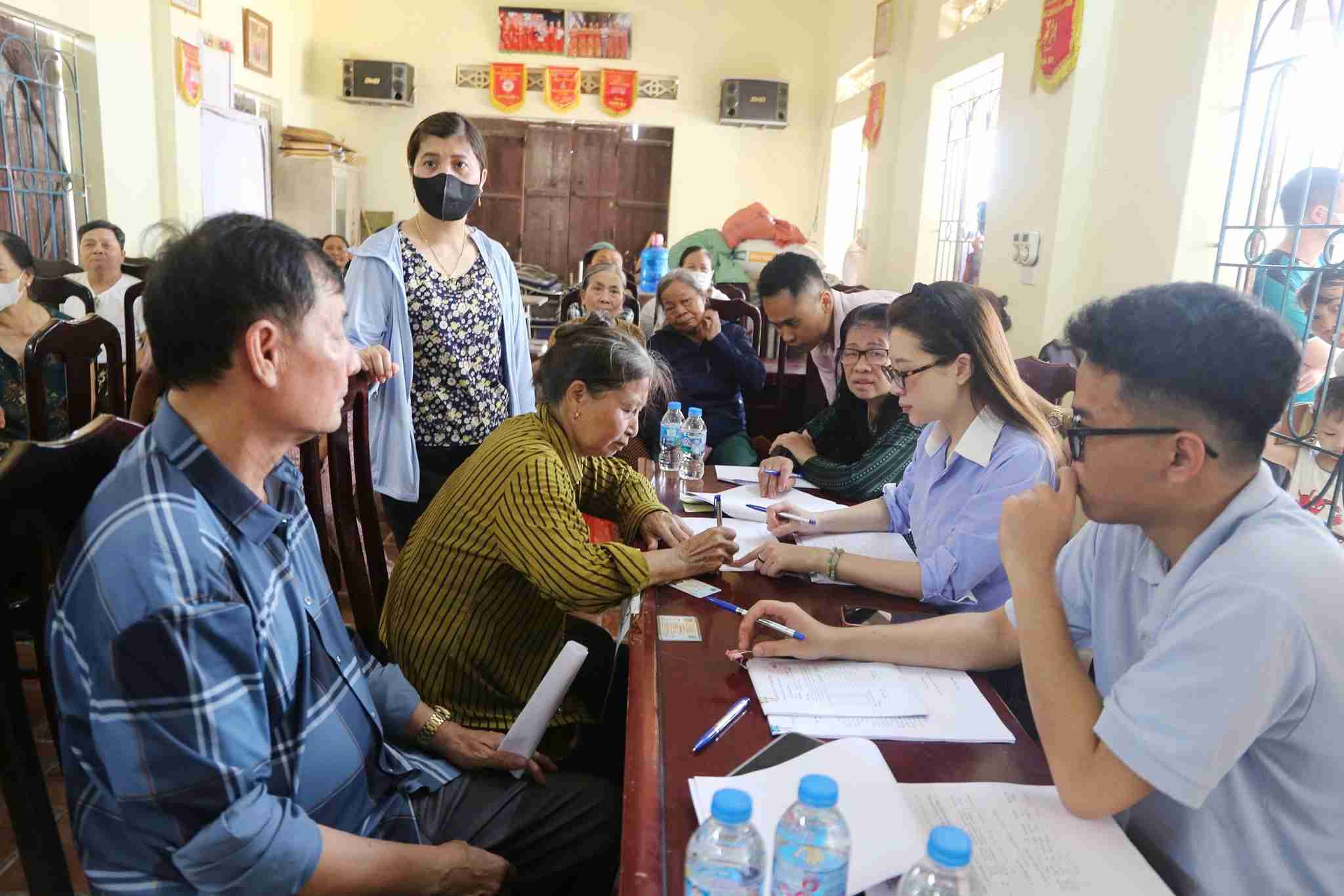 An Dam village households receive compensation funds according to the approved plan. Photo: An Thi Commune