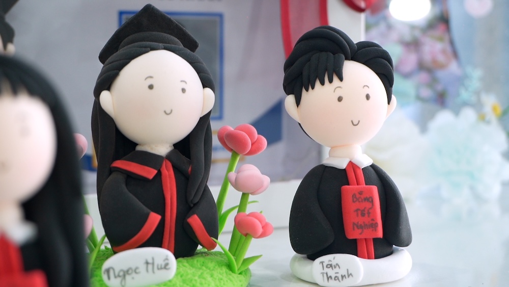 When clay statues become sought-after gifts for graduation season. Photo: Nguyen Trang