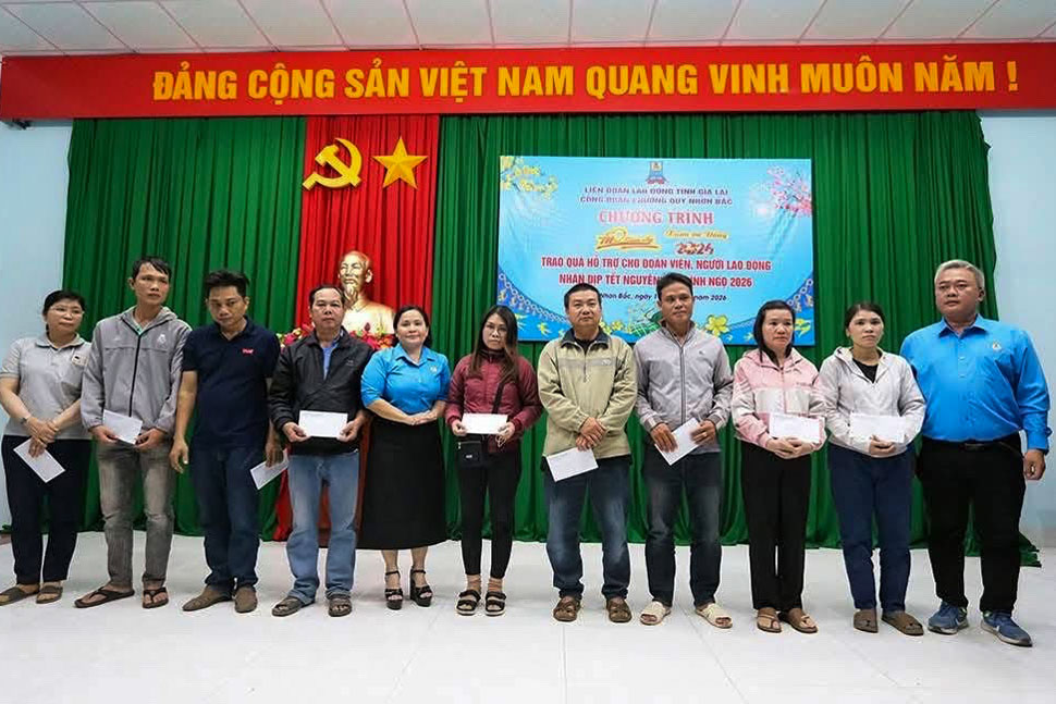 Công đoàn phường Quy Nhơn Bắc trao hỗ trợ, chăm lo đời sống đoàn viên, người lao động. Ảnh: Trần Tiếp.