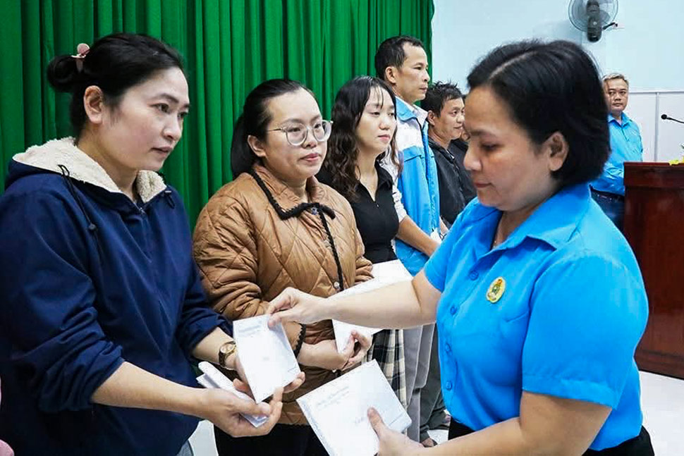 La Sra. Tran Thi Tiep - Presidenta del Sindicato del barrio de Quy Nhon Bac (Gia Lai) - entrega regalos a miembros del sindicato y trabajadores en circunstancias difíciles. Foto: Tran Tiep