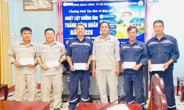 Giving gratitude gifts to employees at the hydropower company. Photo: Thanh Tuan