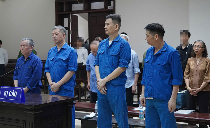 Các bị cáo trong vụ án sai phạm xảy ra tại Vicem liên quan đến tòa tháp nghìn tỉ đồng bỏ hoang hơn 1 thập kỷ. Ảnh: Việt Hùng