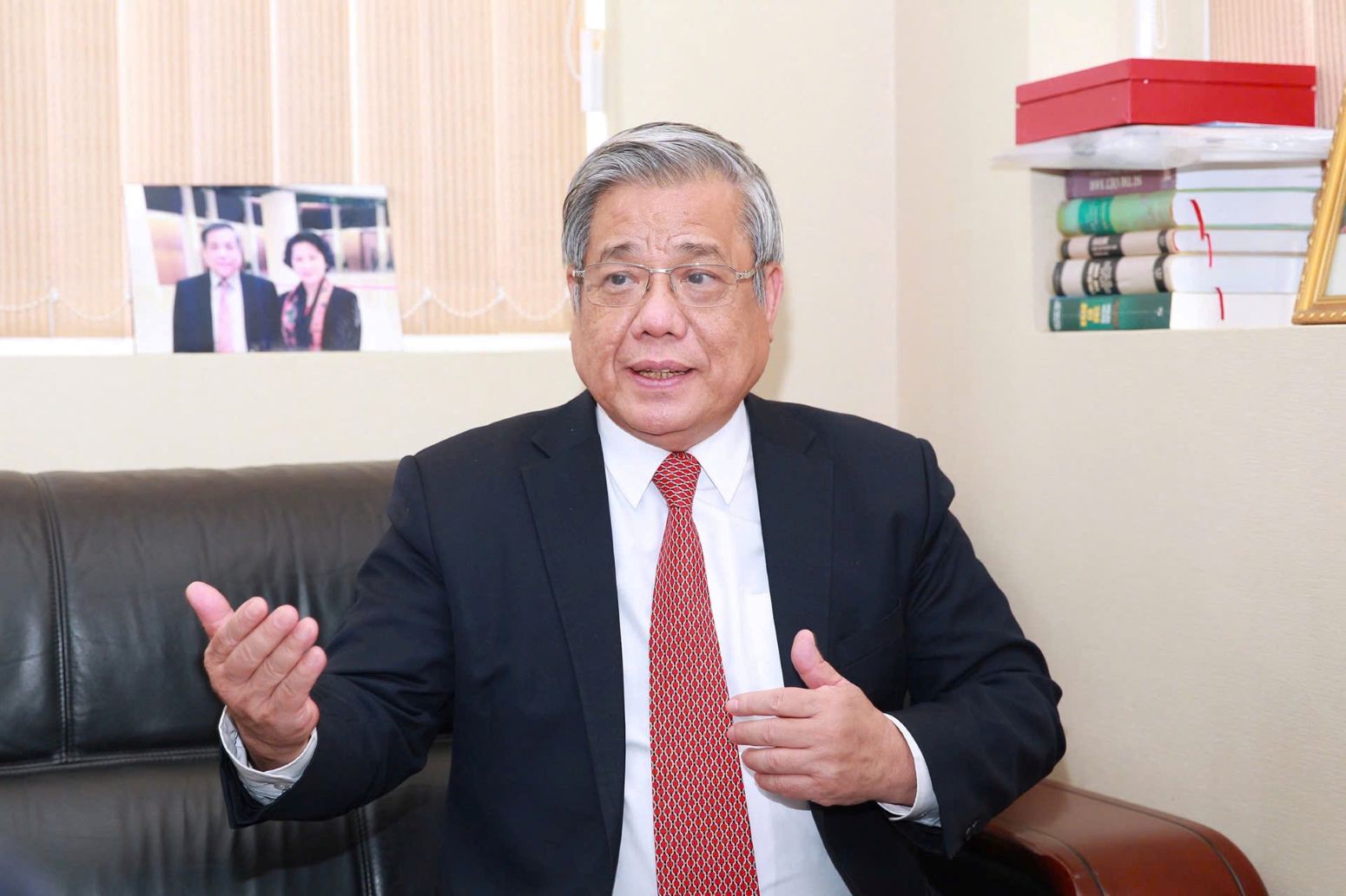 Prof. Dr. Vu Minh Giang said that Vingroup's investment in resources for historical films is very commendable and needs to be supported. Photo: Vingroup