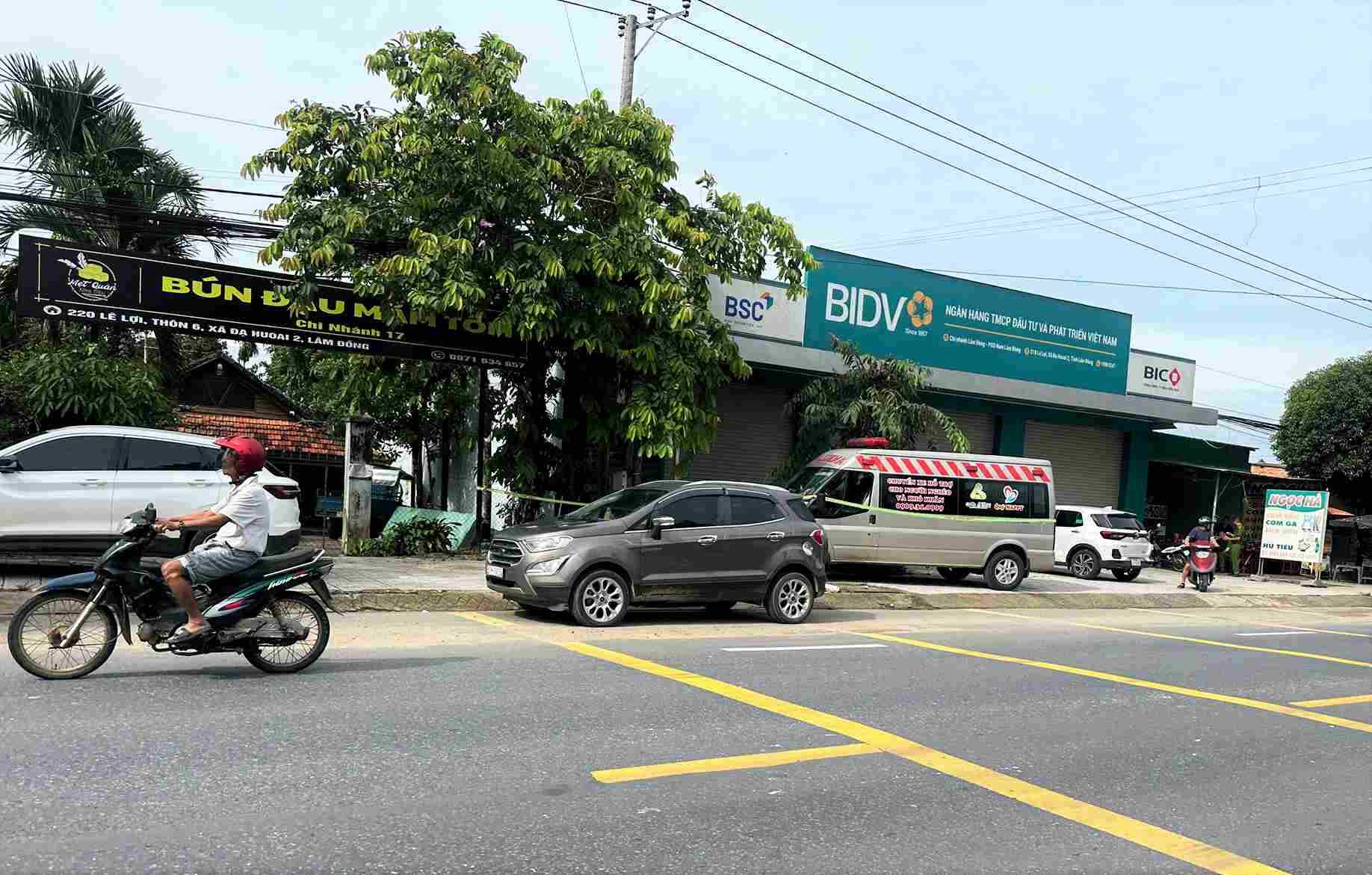 Hiện trường phát hiện người đàn ông tử vong đang được cơ quan chức năng phong tỏa. Ảnh: Hải Đường 