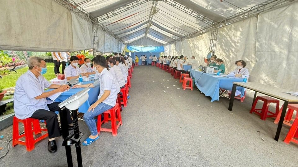 The program of medical examination and free medicine distribution contributes to taking care of the health of union members and workers in difficult circumstances. Photo: Hoang Loc