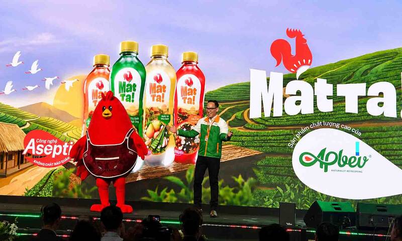 APBev Company officially launched in the Vietnamese market with the position of a company developing convenient bottled non-alcoholic beverage lines to serve new generation consumers. Photo: Mai Ca