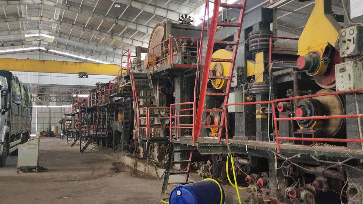 Old, outdated paper recycling machines inside the factory of Phu Ninh Paper Cooperative are still silently operating even though they have not been licensed. Photo: PV.