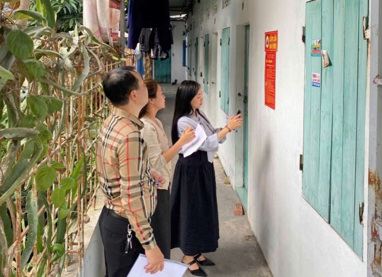 Người lao động được hướng dẫn truy nhập hệ thống Internet không dây. Ảnh: TUẤN ANH