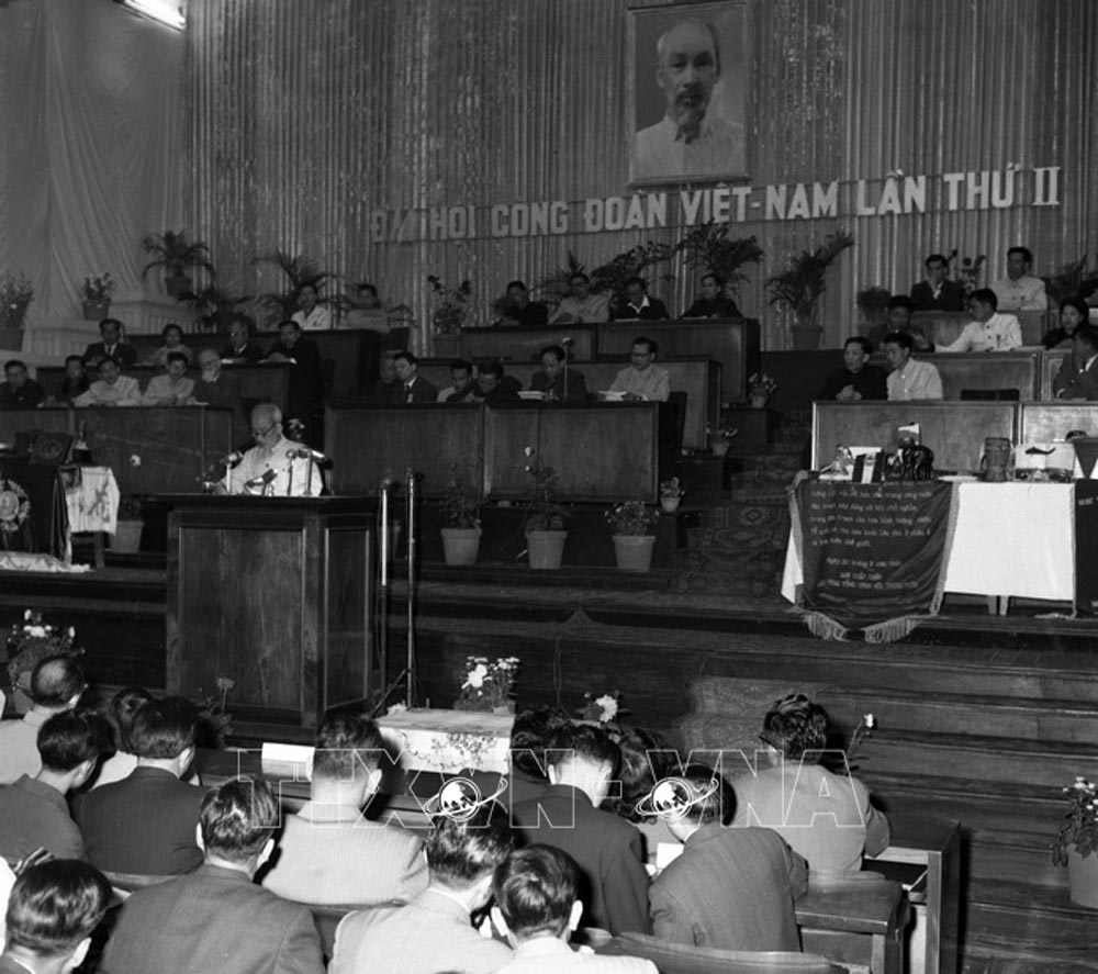 Chủ tịch Hồ Chí Minh nói chuyện tại Đại hội Công đoàn Việt Nam lần thứ II. Ảnh: Tư liệu TTXVN
