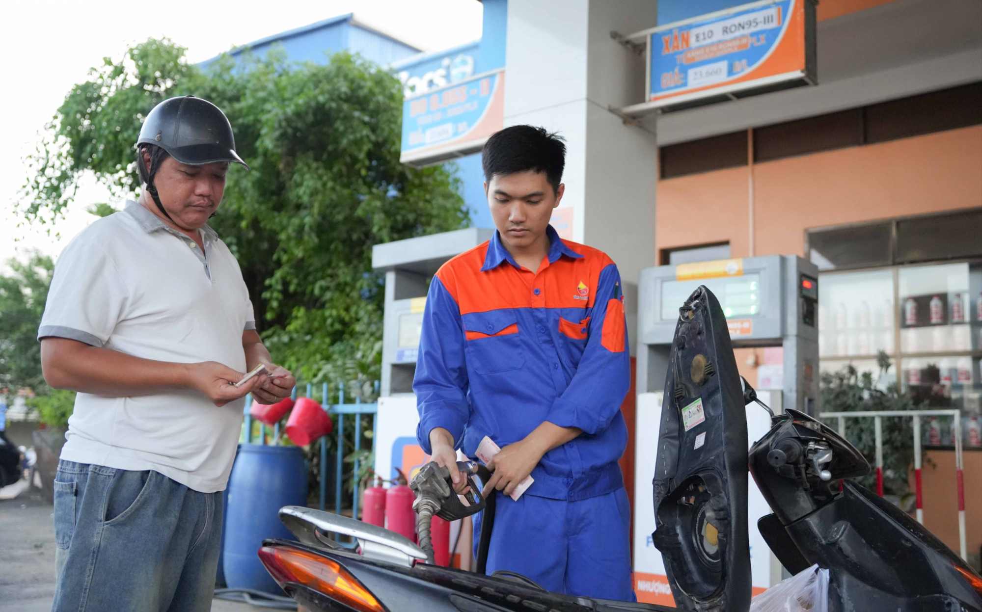 E10 gasoline has gradually entered life and been welcomed by the people of Quang Ngai. Photo: Dong Giang