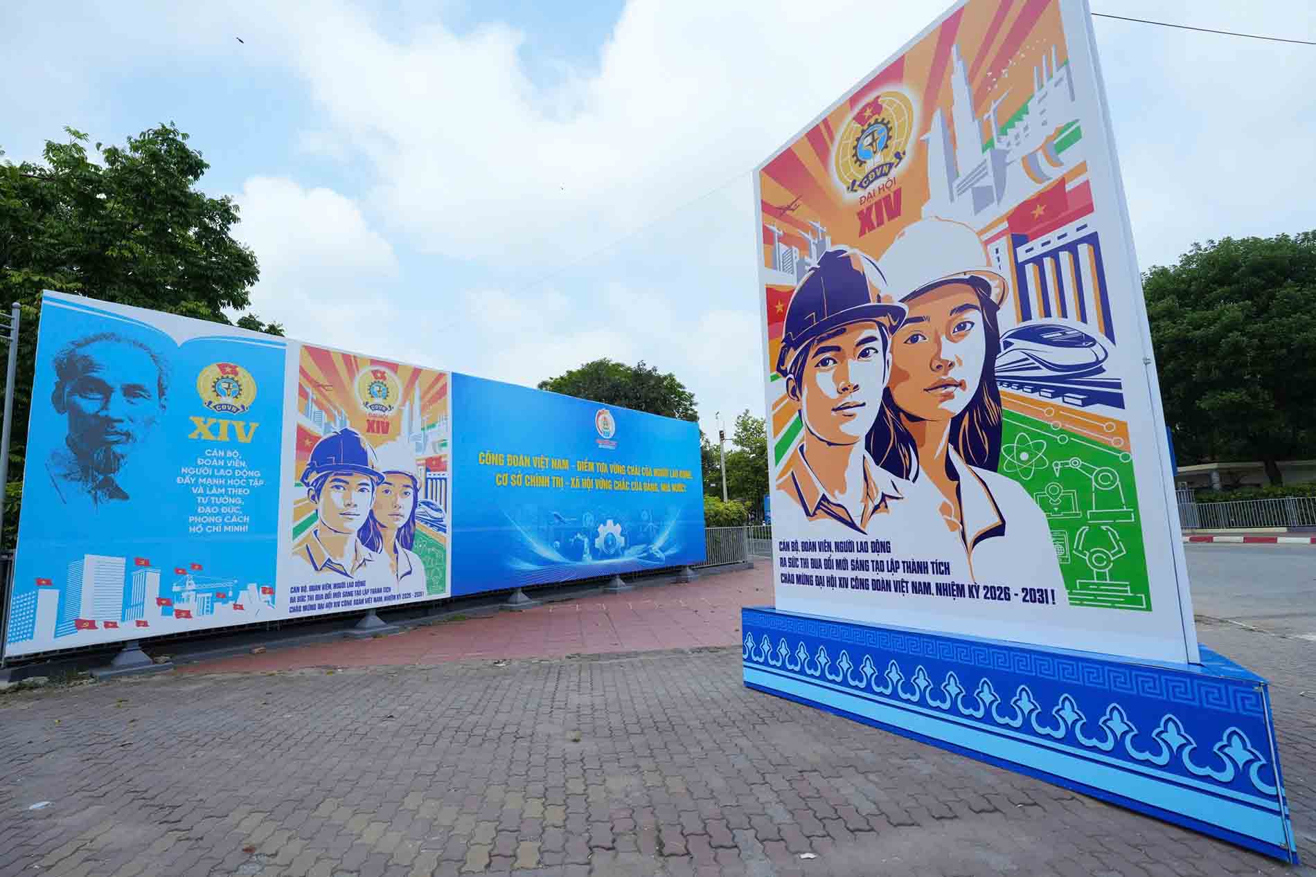 Hình ảnh Chủ tịch Hồ Chí Minh cùng biểu ngữ cổ động Đại hội XIV Công đoàn Việt Nam trên đường Phạm Hùng, lối vào Trung tâm Hội nghị quốc gia.