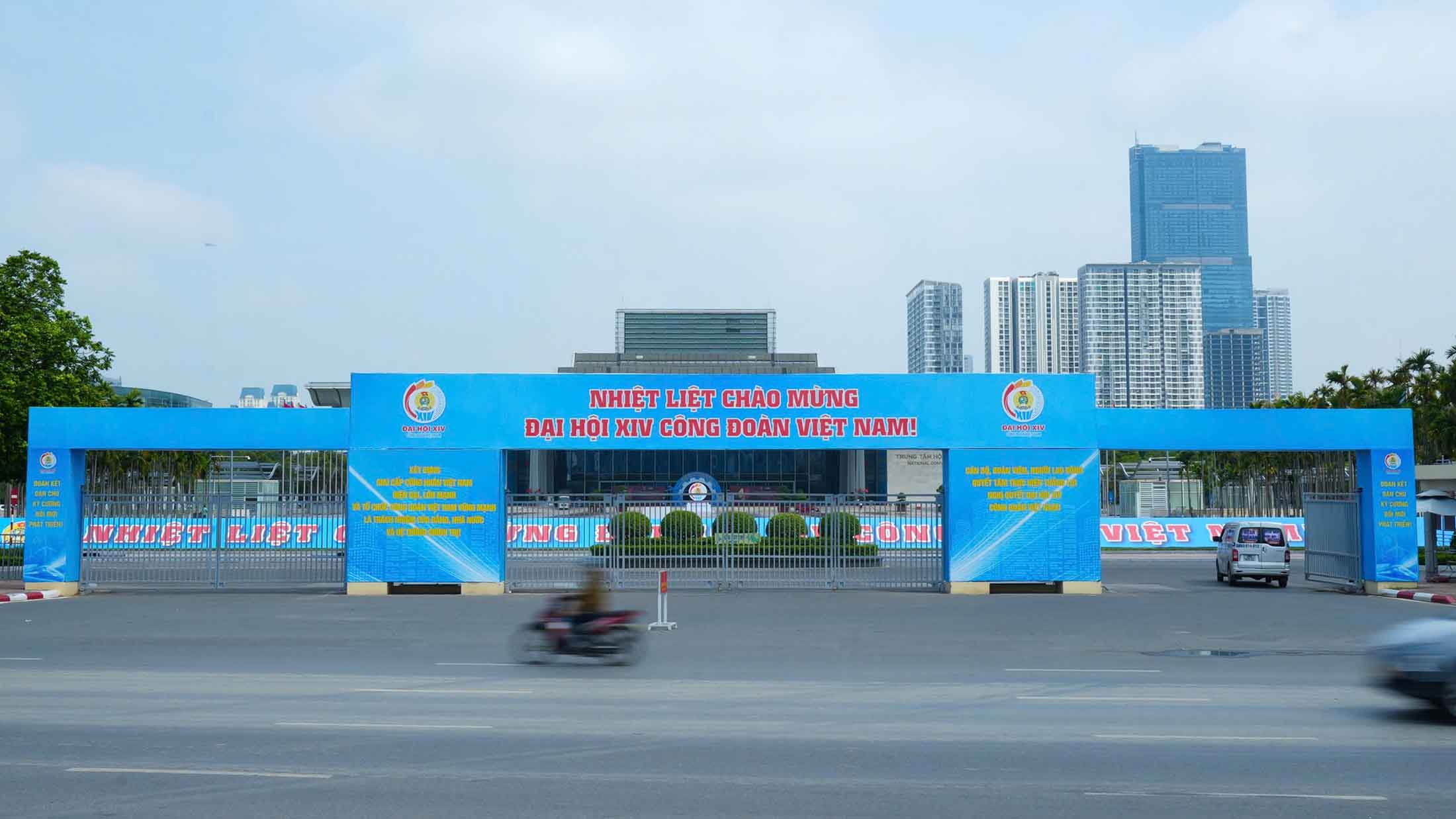 Cổng chào tại Trung tâm Hội nghị quốc gia - nơi tổ chức Đại hội , đã hoàn tất, sẵn sàng đón đại biểu.