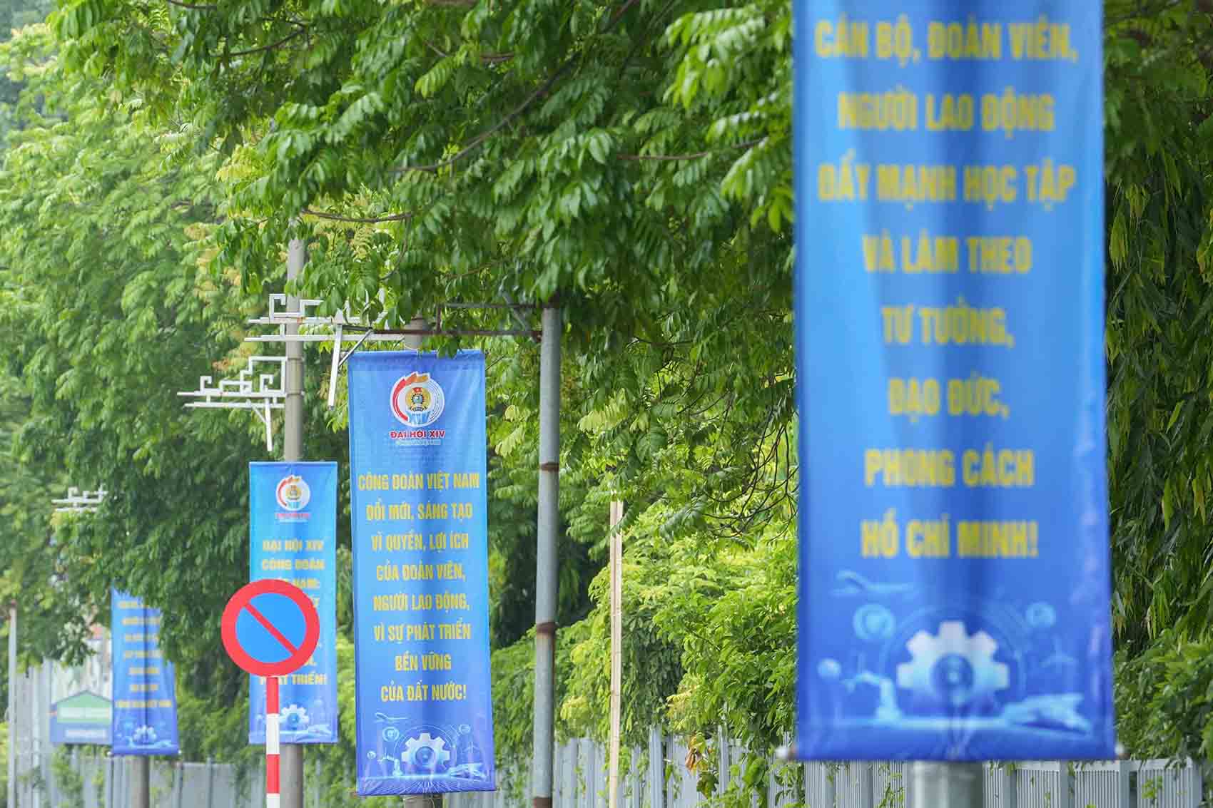 Pano, áp phích chào mừng được bố trí dọc nhiều tuyến đường như Đại lộ Thăng Long, Đỗ Đức Dục, Phạm Hùng... hướng tới Đại hội XIV Công đoàn Việt Nam.