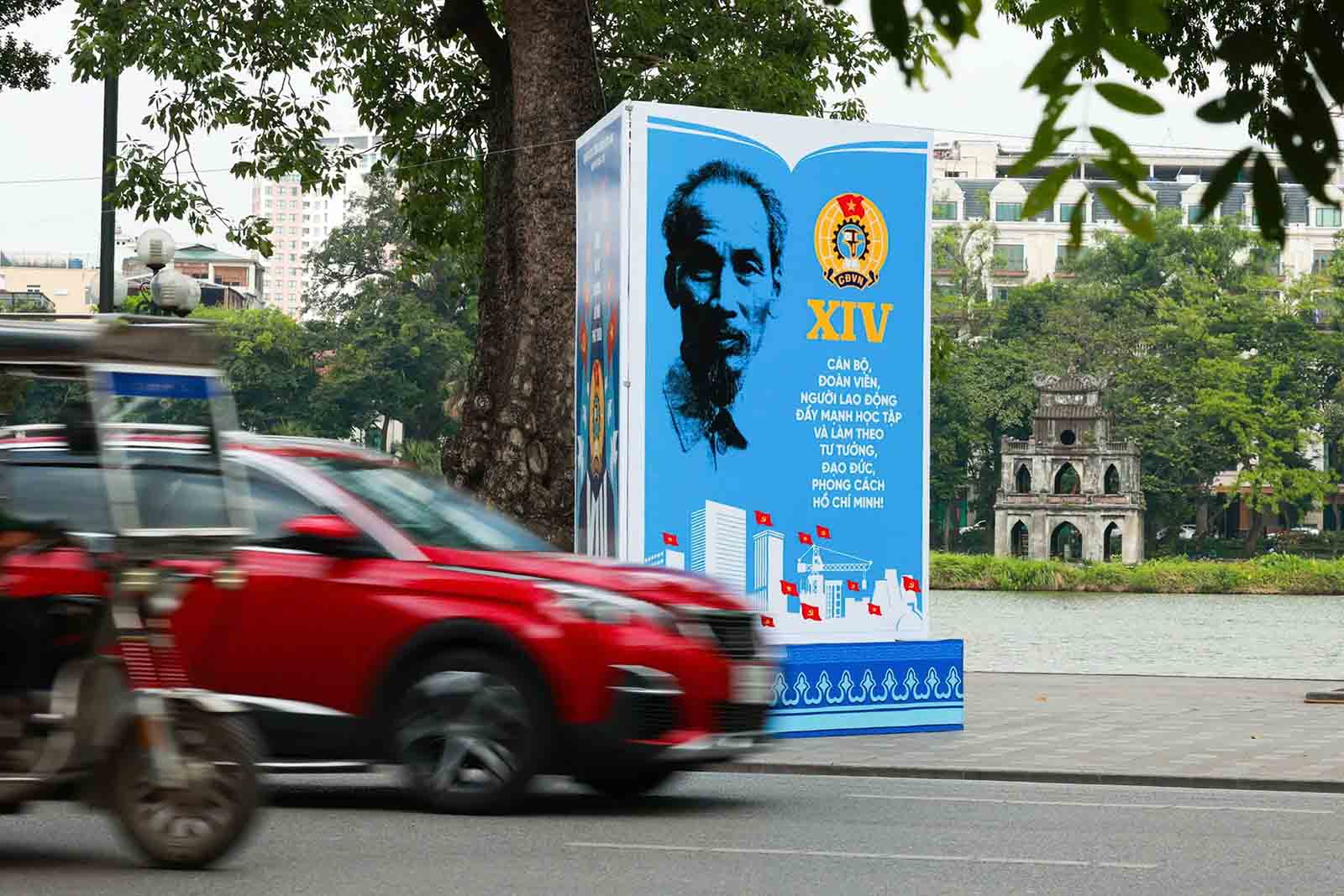 Khu vực hồ Hoàn Kiếm được trang hoàng cờ hoa chào mừng Đại hội, thu hút sự chú ý của đông đảo người dân và du khách.