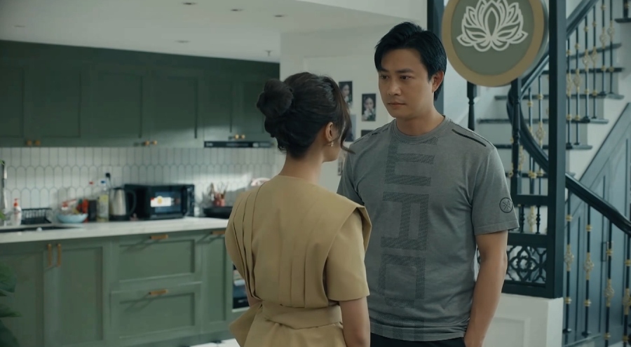 Diệu thất vọng khi Dương từ chối sinh con trong tập 8 phim “Dưới ô cửa sáng đèn“. Ảnh: VFC.