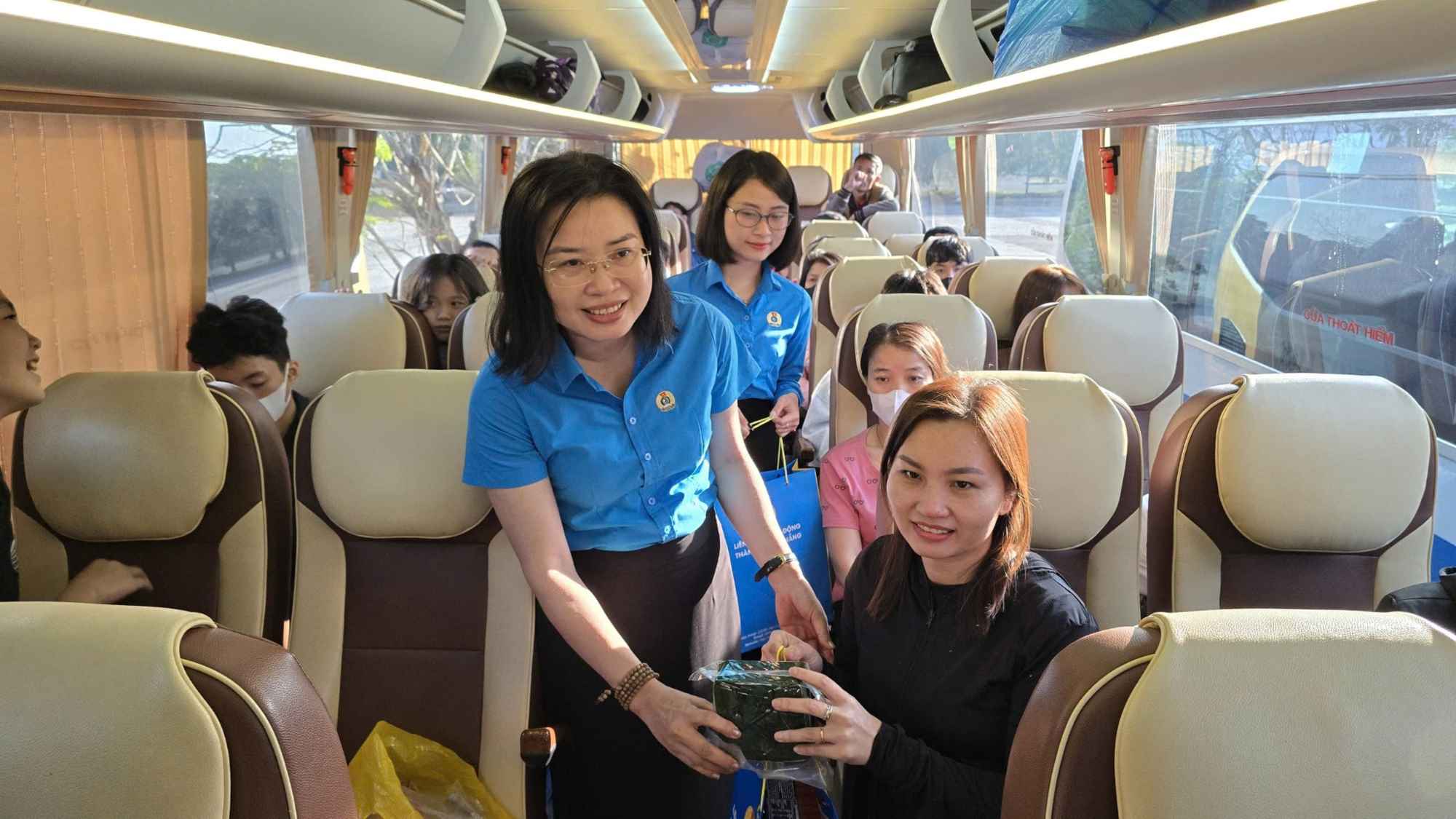Bà Phan Thị Thúy Linh - Chủ tịch Liên đoàn Lao động thành phố Đà Nẵng trao quà cho người lao động. Ảnh: TƯỜNG MINH