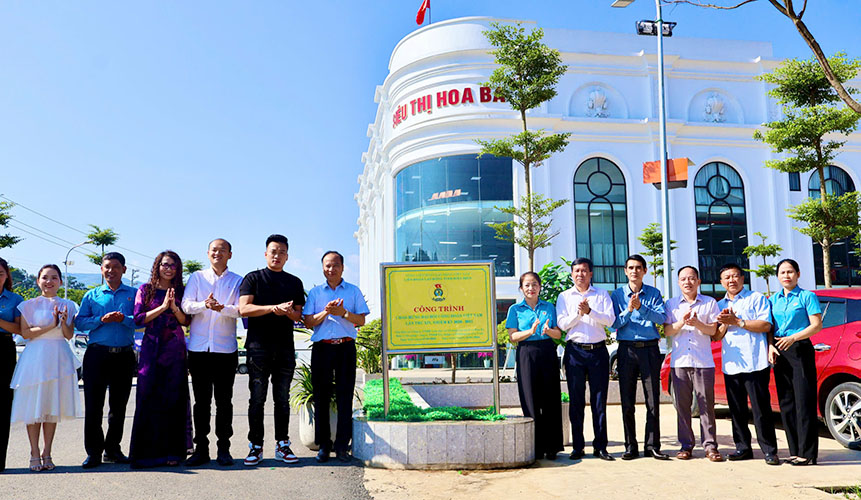 Leaders of the Dien Bien Provincial Labor Federation and the Company attached the sign "Hoa Ba Tuan Giao Supermarket" to celebrate the 14th Vietnam Trade Union Congress. Photo: Giang Nam