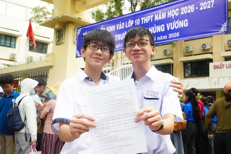 Easy Math exam, candidates end the 10th grade exam happily. Photo: Ngoc Anh