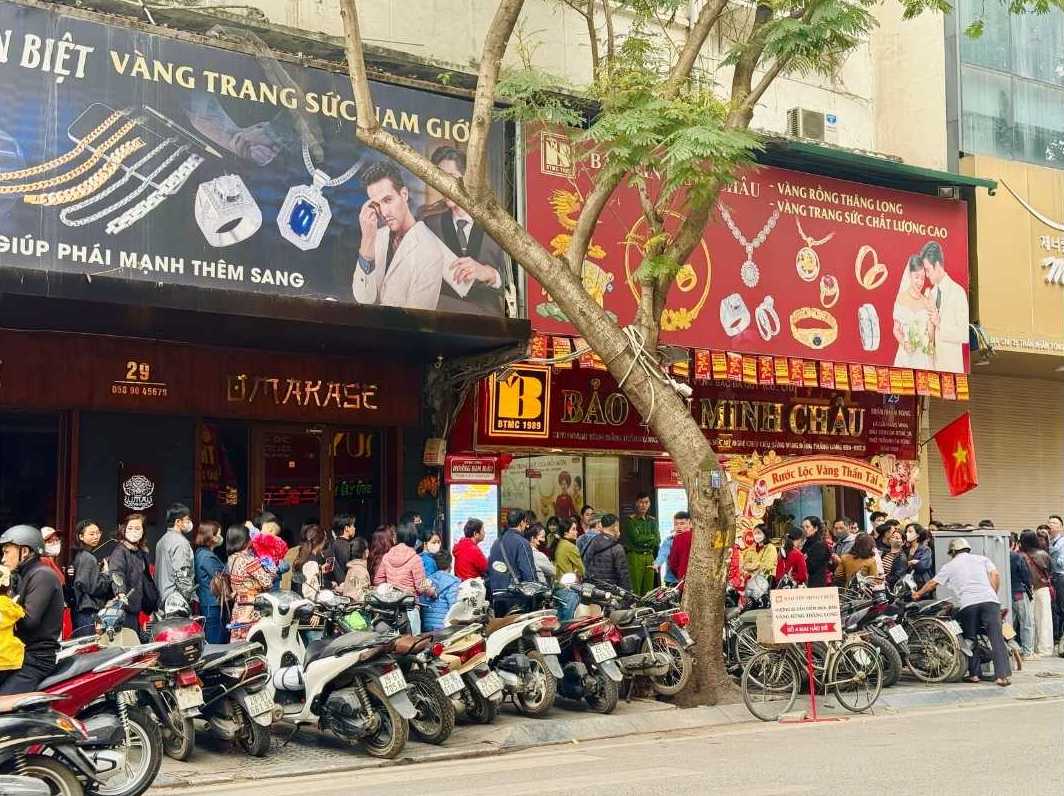 Khác với không khí giao dịch thông thoáng hiện nay, nhiều người dân từng xếp hàng mua vàng tại phố Trần Nhân Tông lúc 9h05 ngày 14.3.2026. Ảnh: Phương Anh